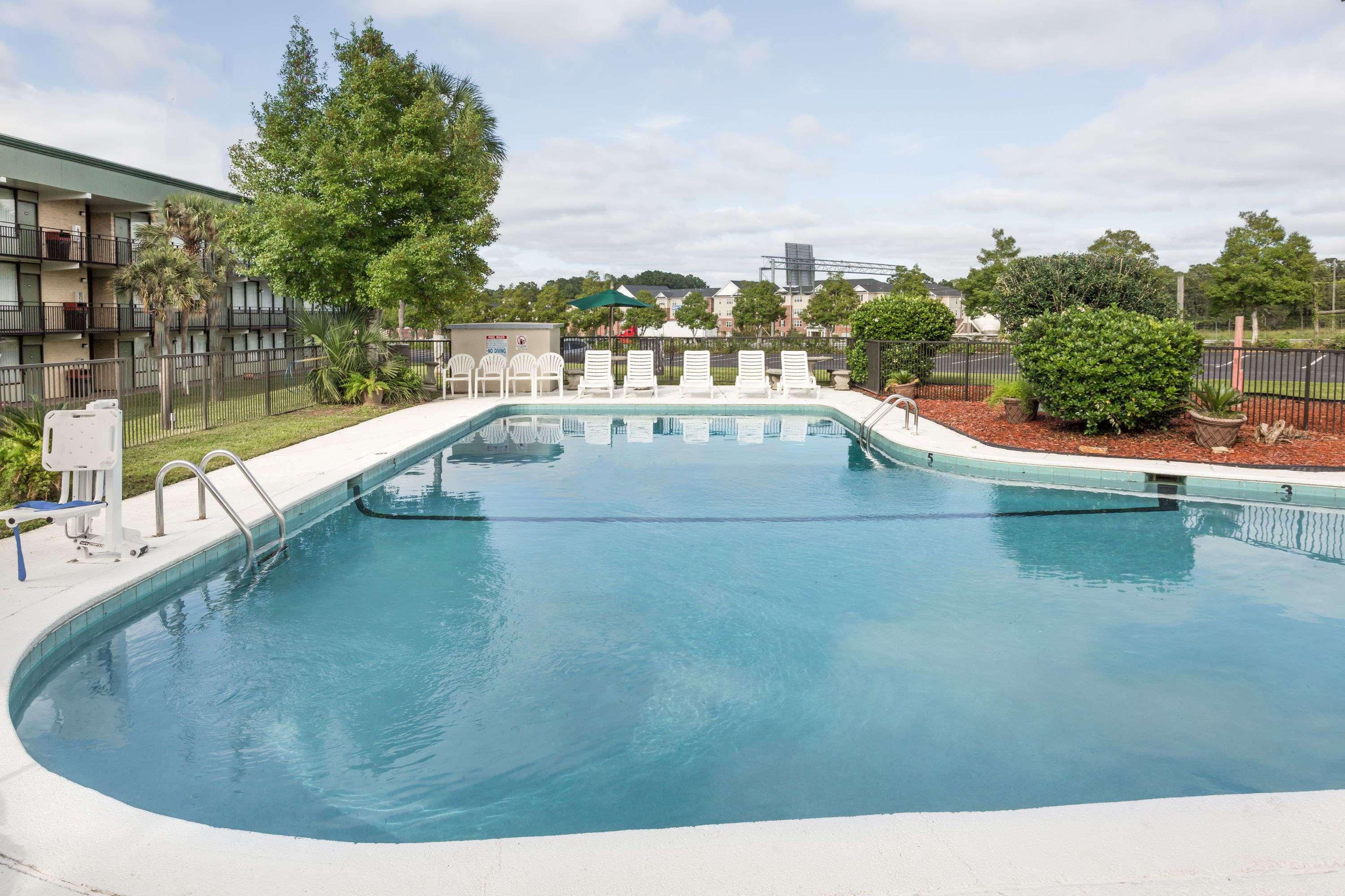 Super 8 By Wyndham Valdosta Mall Bagian luar foto