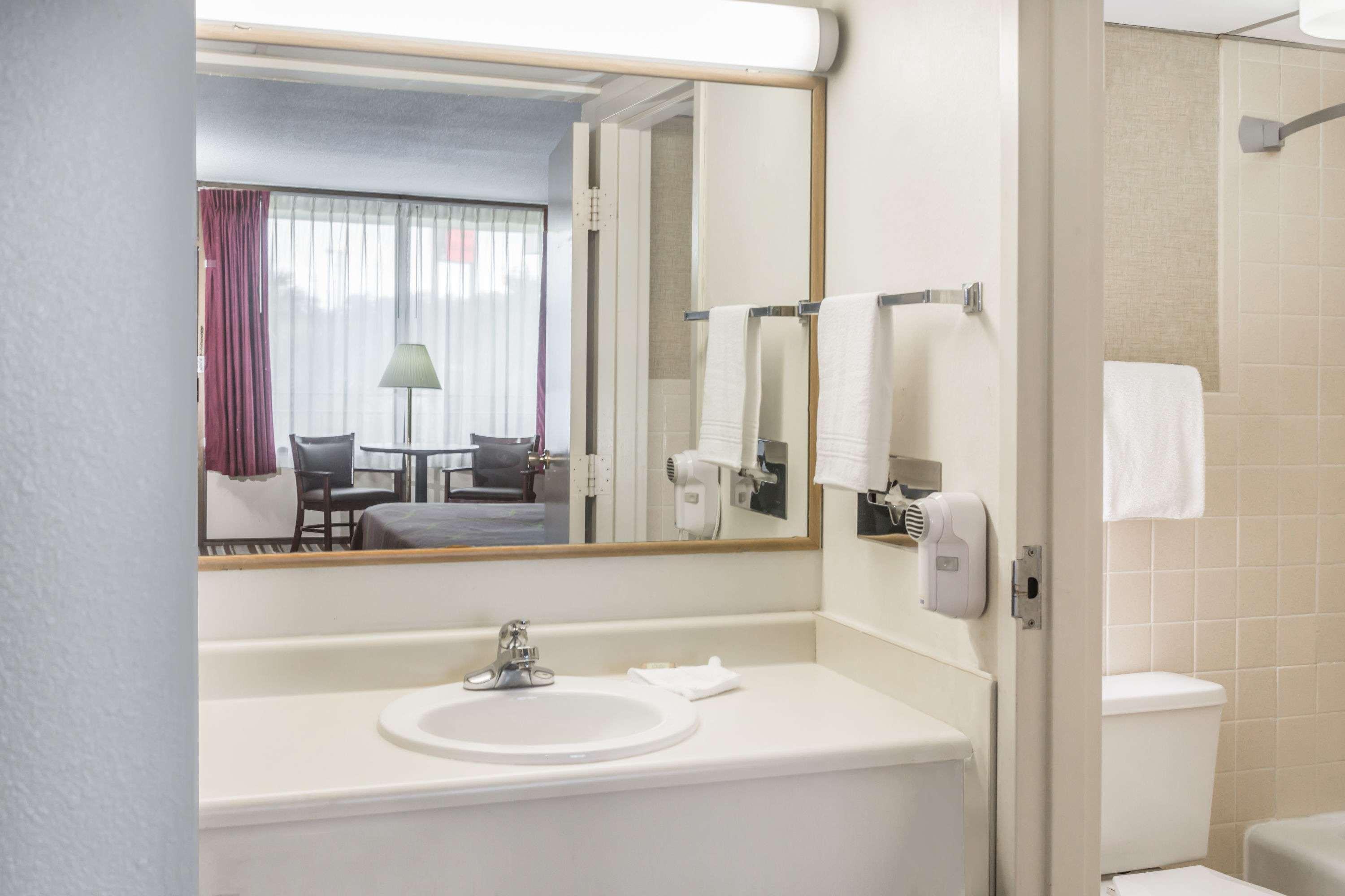 Super 8 By Wyndham Valdosta Mall Bagian luar foto