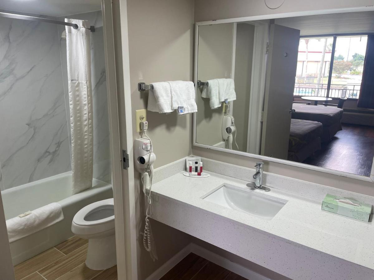 Super 8 By Wyndham Valdosta Mall Bagian luar foto