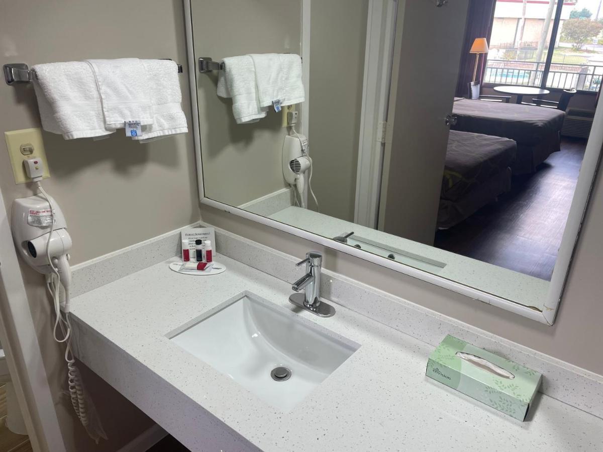 Super 8 By Wyndham Valdosta Mall Bagian luar foto