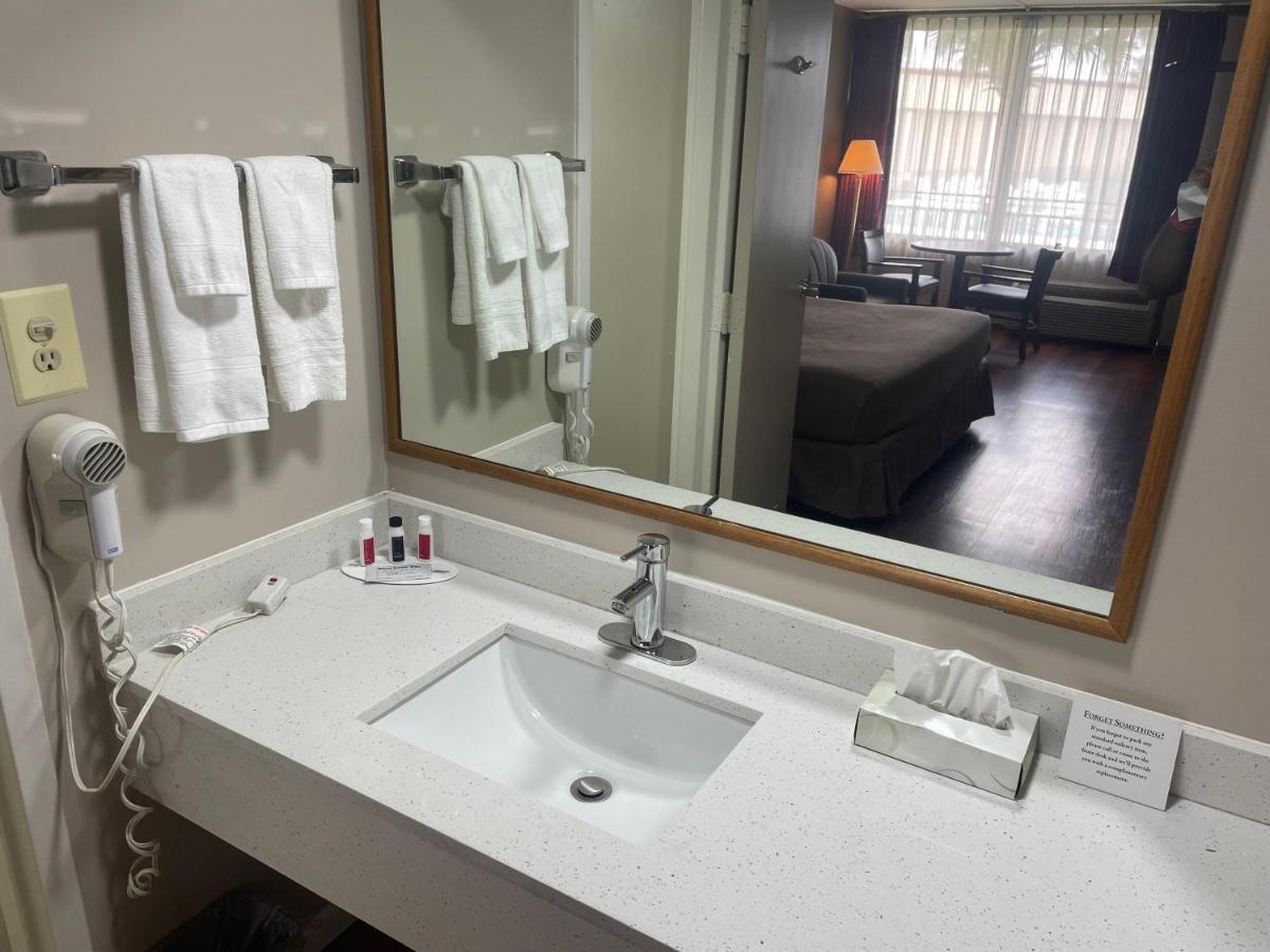 Super 8 By Wyndham Valdosta Mall Bagian luar foto